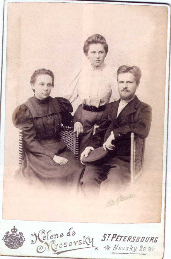 Михайло Могилянський з дружиною Олександрою та її подругою. 1898 р.