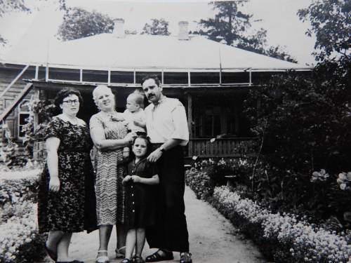 Ірина Коцюбинська з сином Флоріаном та його родиною у музейному саду
