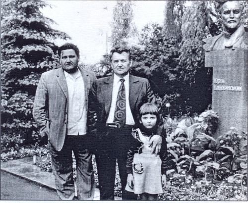 О. Гончар з онукою і С. Реп’ях у Чернігівському музеї М.Коцюбинського