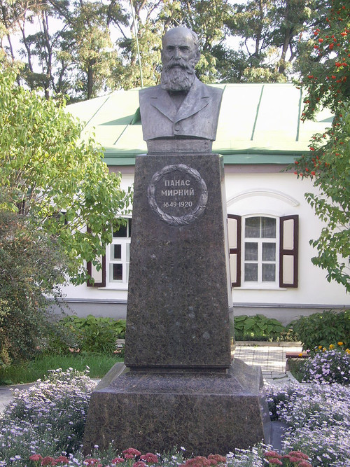 Пам’ятник Панасу Мирному біля меморіального музею у Полтаві