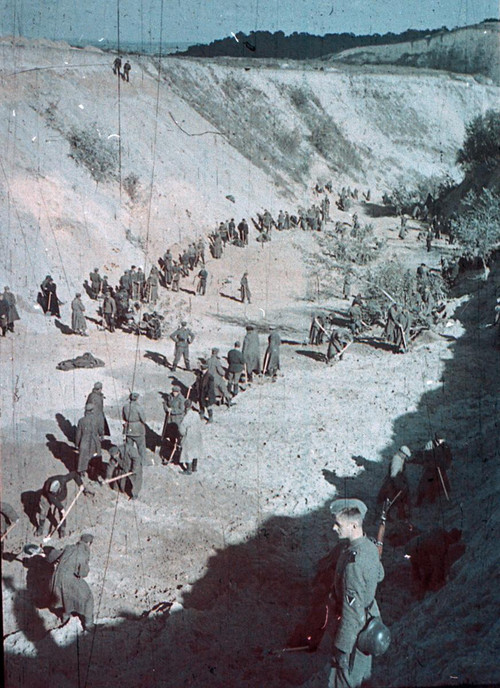 Військовополонені закопують тіла розстріляних у Бабиному Яру
