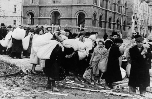 Мешканці гетто в Дрогобичі очікують депортації, 21 липня 1941 р.