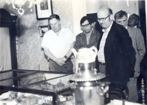Євген Гуцало під час екскурсії в будинку М.Коцюбинського. Червень 1981