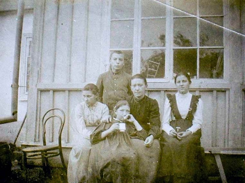 Дніпрова Чайка з дітьми. Зліва направо Оксана, Наталка, позаду - В’яче