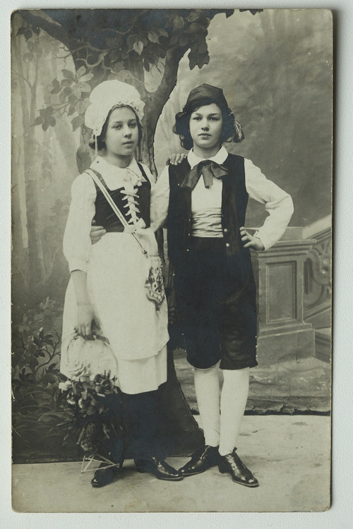 З сестрою Оксаною, 1910-ті роки